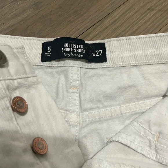 Hollister Short-Short Highrise White Distressed Jean shorts. Size 27 - Picture 3 of 8